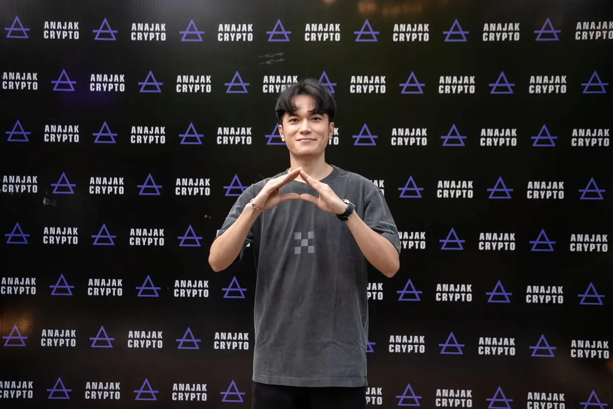 Vatana Pang at an Anajak Crypto community event